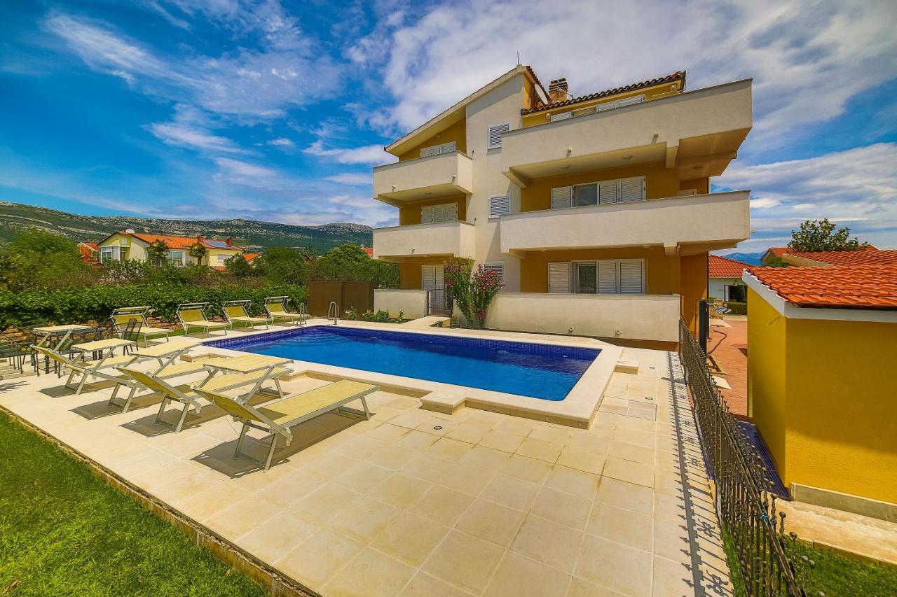Poolside Escape Kastela