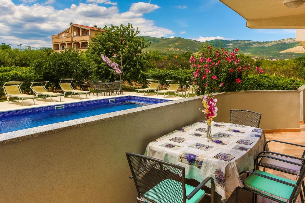 Poolside Escape Kastela