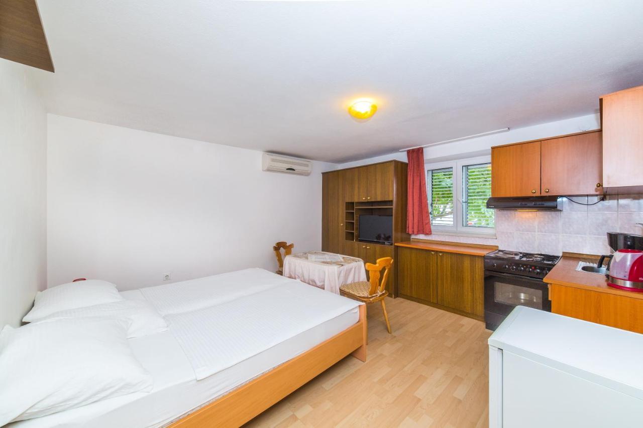 Poolside Escape Homestay Kastela