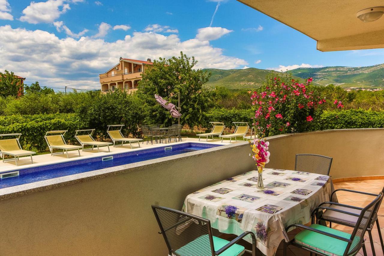 Poolside Escape Kastela
