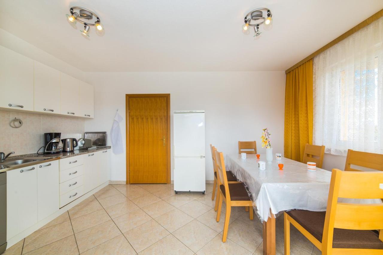 Poolside Escape Homestay Kastela