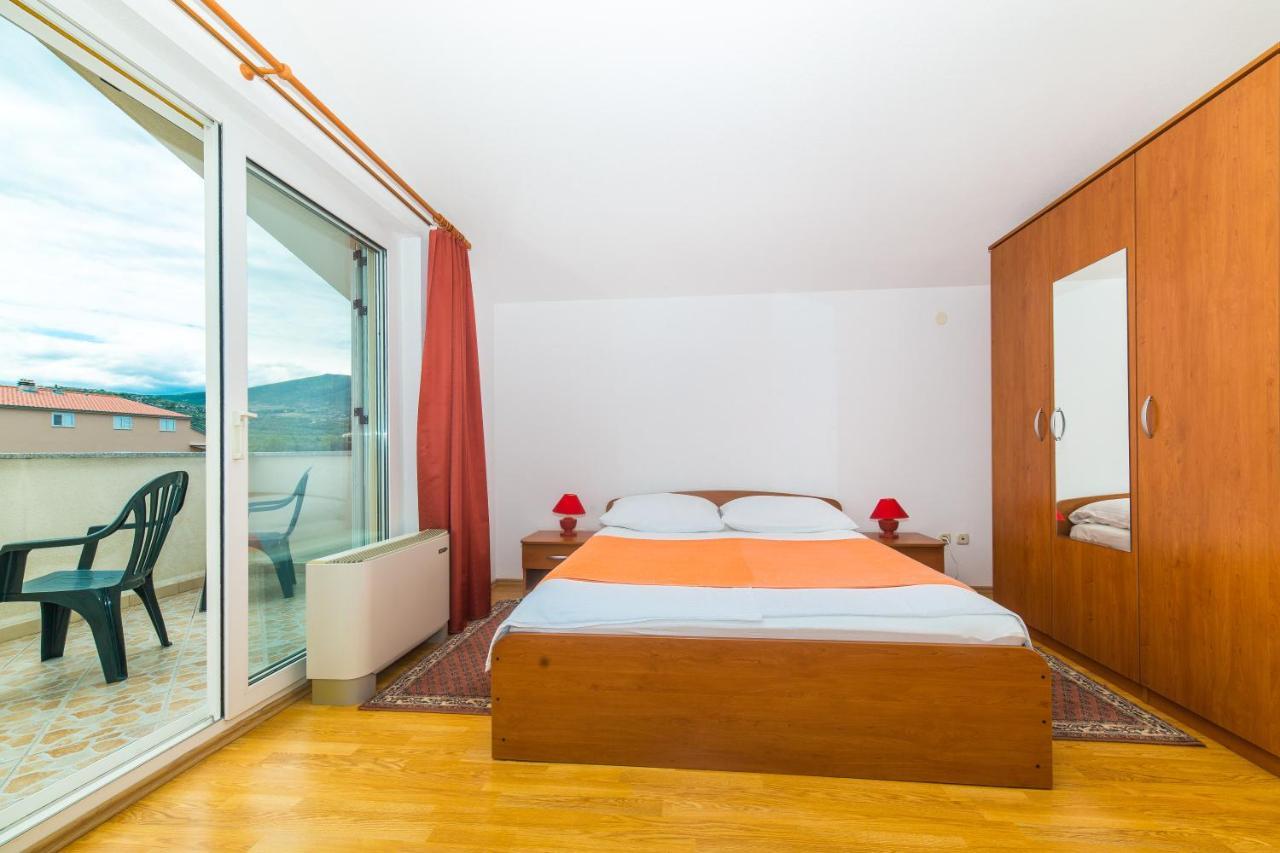 Poolside Escape Homestay Kastela