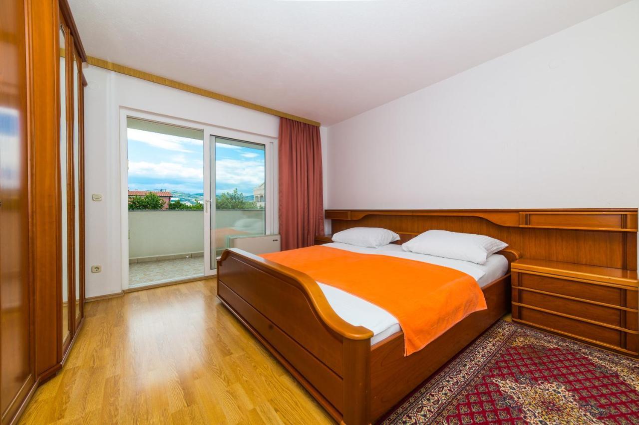 Homestay Poolside Escape Kastela