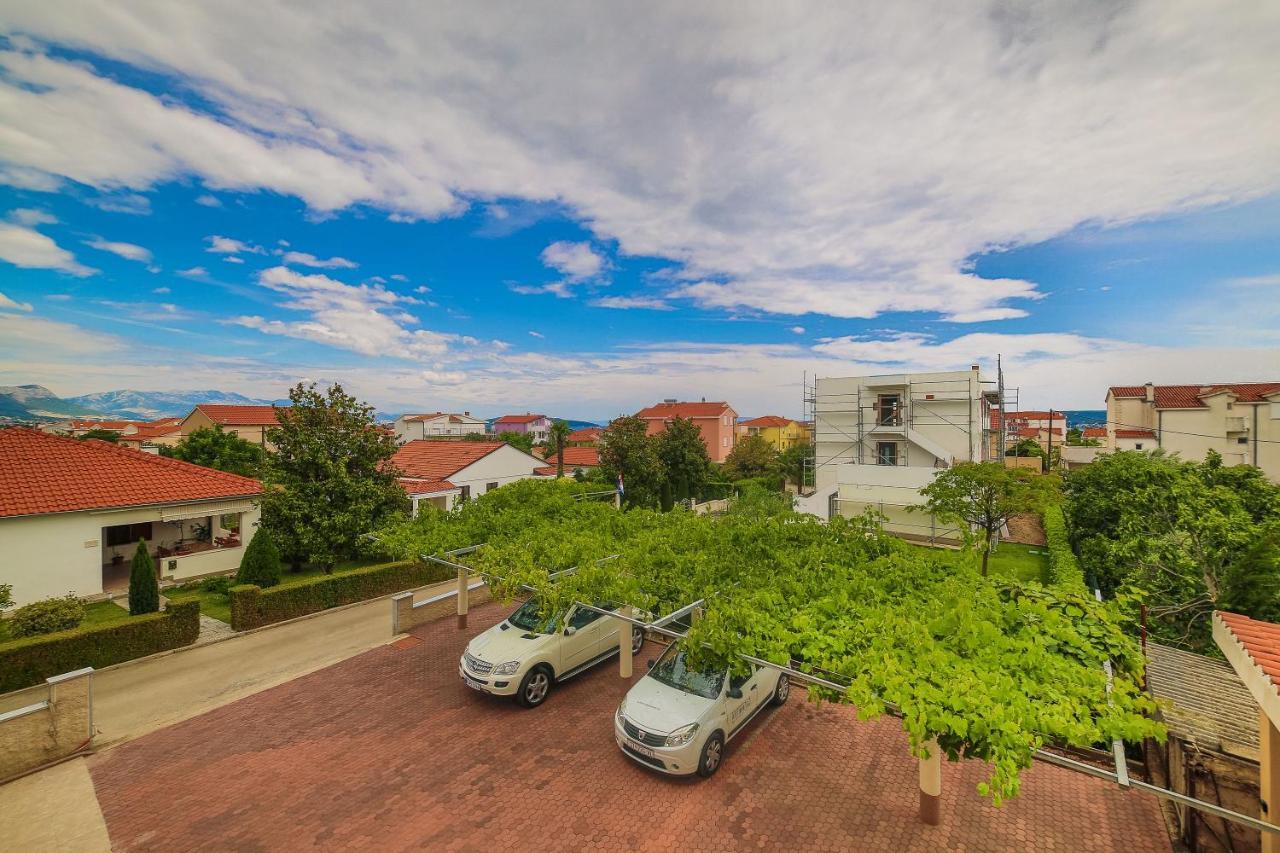 Homestay Poolside Escape Kastela