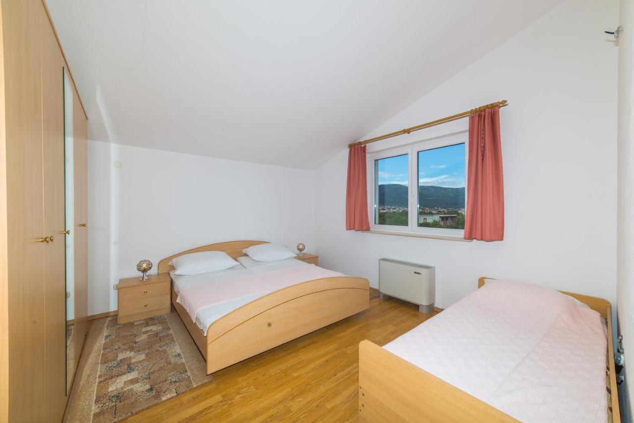 Homestay Poolside Escape Kastela