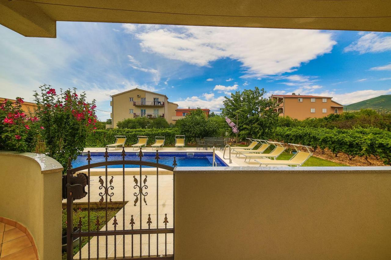 Poolside Escape Kastela