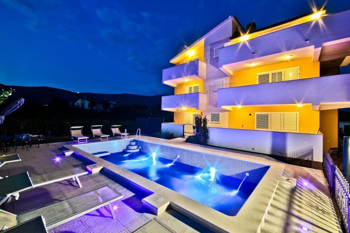 Poolside Escape Homestay Kastela