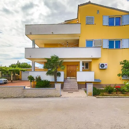 Green Poolside Escape Kastela Exterior photo