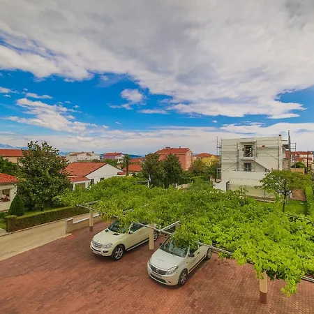 Green Poolside Escape Kastela Exterior photo