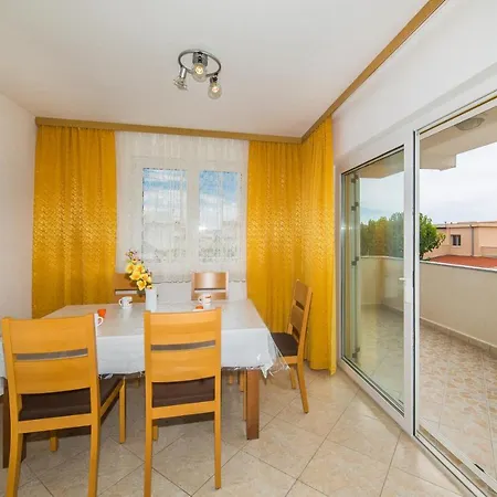 Green Poolside Escape Kastela Exterior photo