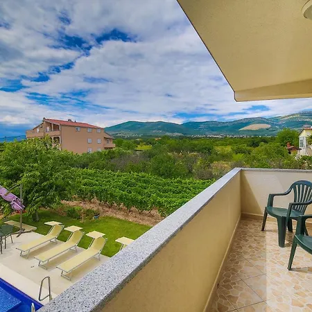 Green Poolside Escape Kastela Exterior photo