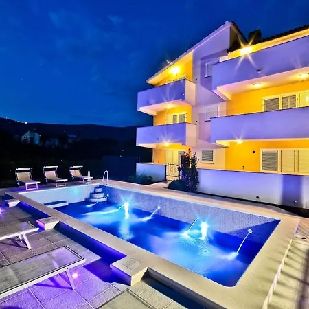 Green Poolside Escape Kastela Exterior photo