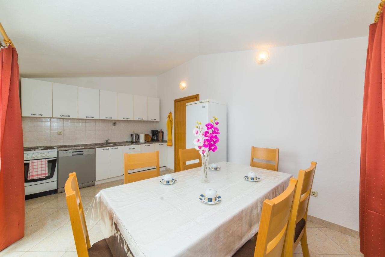 Poolside Escape Homestay Kastela