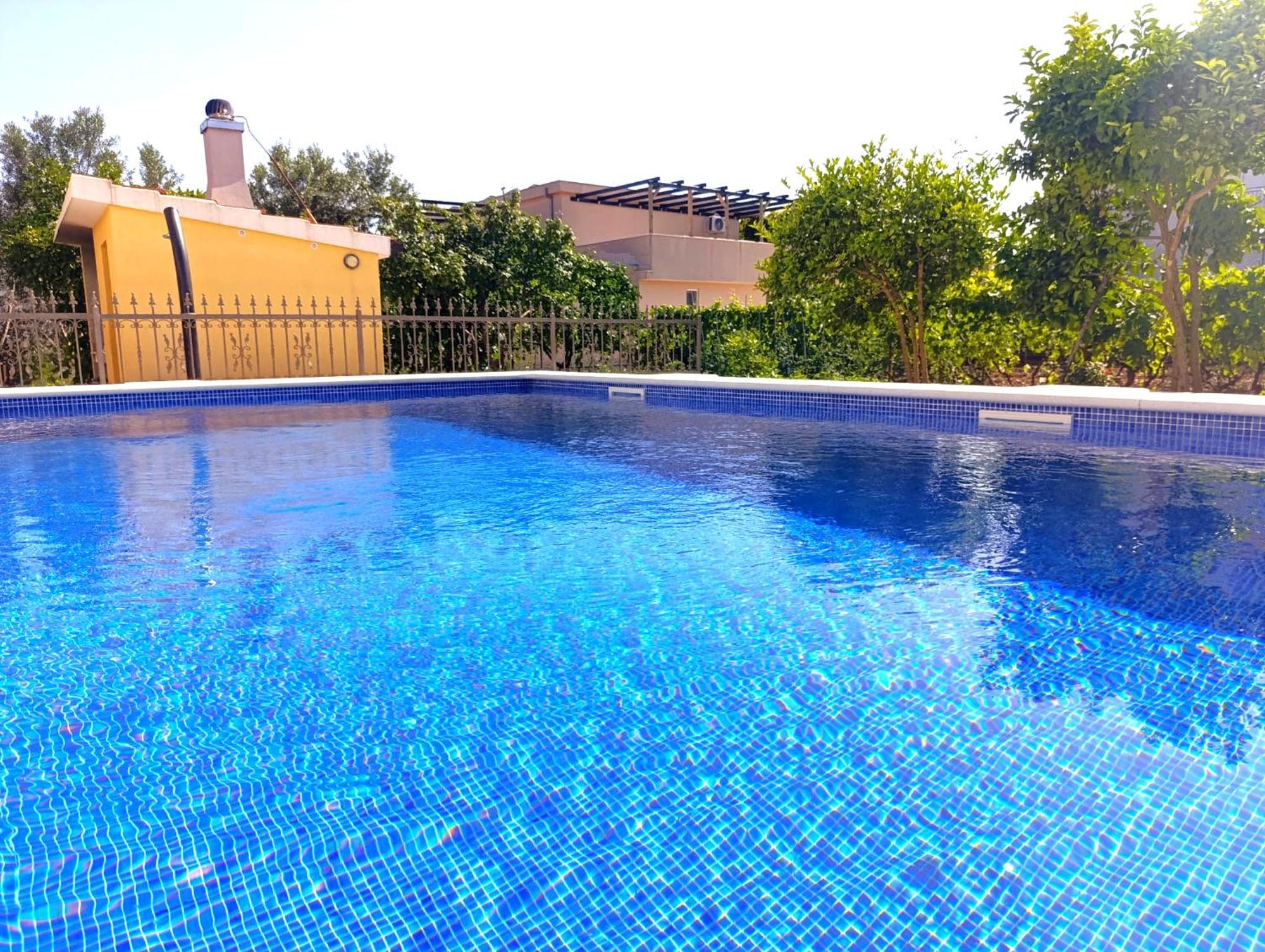 Poolside Escape *